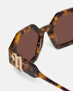 Nanushka Carlen - Bio-Plastic Sunglasses - Dark Amber -Nanushka Fashion Store CARLEN DARK AMBER BIO PLASTIC 03 ad43b44c e214 408a b529 3dfab4db5112