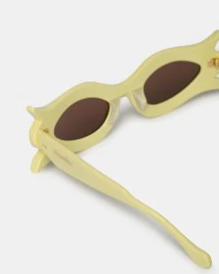 Nanushka Tully - Bio-Plastic Floral-Shaped Sunglasses - Moonbeam 8 Nanushka Tully - Bio-Plastic Floral-Shaped Sunglasses - Moonbeam -Nanushka Fashion Store NU24PFSG00111TULLY MOONBEAM BIOPLASTIC 03