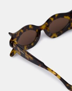 Nanushka Tully - Bio-Plastic Floral-Shaped Sunglasses - Dark Amber 8 Nanushka Tully - Bio-Plastic Floral-Shaped Sunglasses - Dark Amber -Nanushka Fashion Store NU24PFSG00177TULLY DARKAMBER BIOPLASTIC 03
