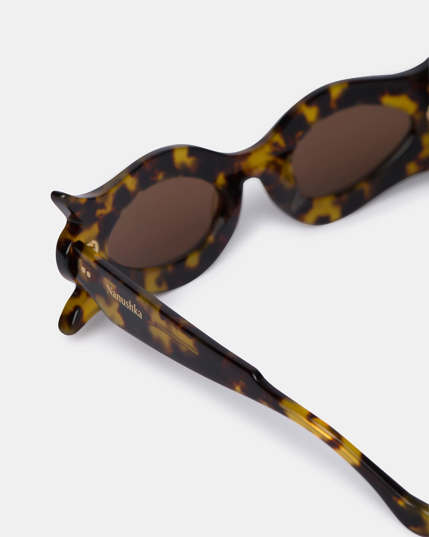 Nanushka Tully - Bio-Plastic Floral-Shaped Sunglasses - Dark Amber 3 Nanushka Tully - Bio-Plastic Floral-Shaped Sunglasses - Dark Amber - Image 3