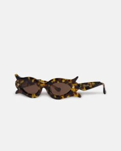 Nanushka Tully - Bio-Plastic Floral-Shaped Sunglasses - Dark Amber 7 Nanushka Tully - Bio-Plastic Floral-Shaped Sunglasses - Dark Amber -Nanushka Fashion Store NU24PFSG00177 TULLY DARKAMBER BIOPLASTIC 02