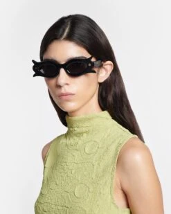 Nanushka Tully - Bio-Plastic Floral-Shaped Sunglasses - Black 11 Nanushka Tully - Bio-Plastic Floral-Shaped Sunglasses - Black -Nanushka Fashion Store NU24PFSG00199 TULLY BLACK BIO PLASTIC 1 1